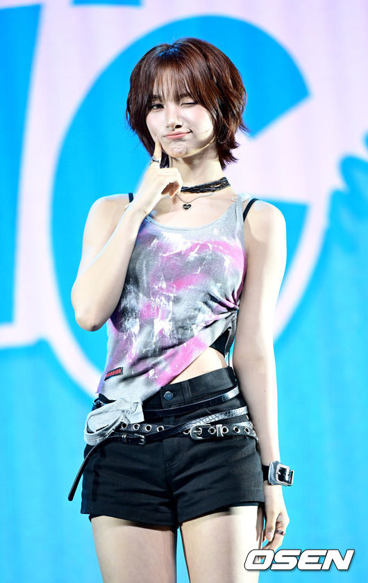 [OSEN=최규한 기자] 그룹 ifeye(이프아이-카시아, 라희, 원화연, 사샤, 태린, 미유)가 16일 오후 서울 한남동 블루스퀘어 SOL 트래블홀에서 미니 2집 물결 ‘낭’ Pt.2 ‘sweet tang(스윗탱)’을 발매 쇼케이스를 가졌다.이번 앨범 타이틀곡 ‘r u ok?’는 ifeye(이프아이)의 독보적인 멋스러움을 담아낸 노래로, 파워풀한 댄스곡 같으면서도 그 이면에 섬세한 악기 구성과 정교하게 설계된 그루브가 담겨 있어 리스너들의 귀를 사로잡을 것으로 기대된다.이프아이 샤샤가 포토타임을 하고 있다. 2025.07.16/ dreamer@osen.co.kr