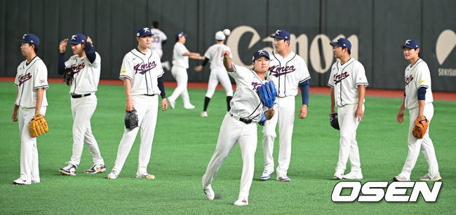 [OSEN=도쿄(일본), 손용호 기자] 34일 일본 도쿄 도쿄돔에서 월드베이스볼클래식(WBC)대회를 하루 앞두고 한국 대표팀이 공식 훈련을 가졌다.우리 대표팀은 5일 일본 도쿄돔에서 체코와 WBC 조별리그 1차전에서 격돌한다.정우주가 외야에서 수비 훈련을 하고 있다. 2026.03.04 /spjj@osen.co.kr
