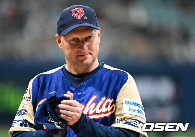 [OSEN=고척, 조은정 기자]8일 서울 구로구 고척스카이돔에서 ‘2025 NAVER K-BASEBALL SERIES’ 대한민국 야구 대표팀과 체코 야구 대표팀의 경기가 열렸다.한국은8일과 9일 2025 K-베이스볼 시리즈 체코 대표팀과의 2경기를 시작으로15일과 16일 양일에 걸쳐 도쿄돔에서 일본 대표팀과 2경기를 치른다.경기 전 체코 파벨 하딤 감독이 사전행사에서 박수를 보내고 있다. 2025.11.08 /cej@osen.co.kr