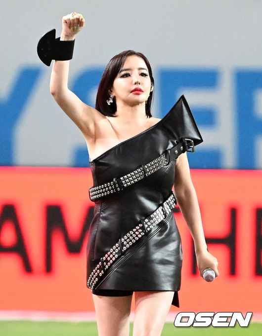 [OSEN=서울월드컵경기장, 이대선 기자] 3일 오후 서울월드컵경기장에서 쿠팡플레이 시리즈 20252경기, 토트넘 홋스퍼 FC와 뉴캐슬 유나이티드 FC의 프리시즌 친선경기가 열렸다.토트넘 손흥민의 고별전이자 양민혁과 뉴캐슬 박승수의 맞대결로 주목받는 이번 경기는 단순한 프리시즌 친선경기가 아닌, 전설의 마지막, 신예의 등장 교차점이라는 특별한 의미가 더해진다.그룹 투애니원 박봄이 축하공연을 펼치고 있다. 2025.08.03 /sunday@osen.co.kr