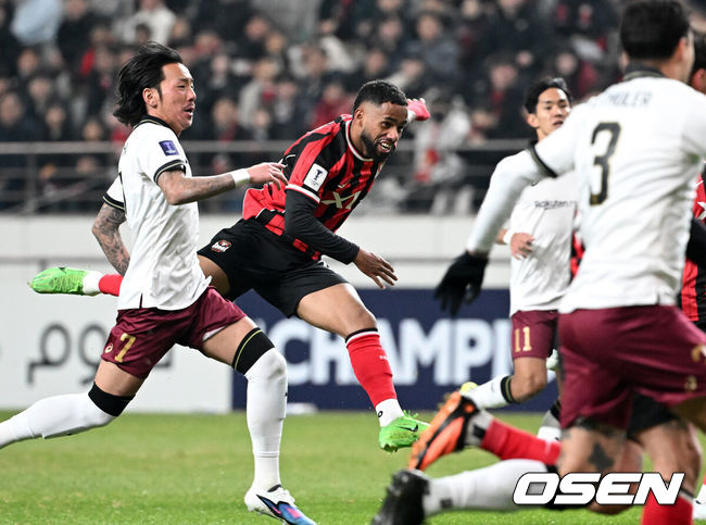 [OSEN=서울월드컵경기장, 이대선 기자] 4일 오후 서울월드컵경기장에서 2025-2026 ACLE 16강 1차전 FC서울과 비셀 고베의 경기가 열렸다.서울은 지난달 고베에 0-2로 패한 설욕을 노린다. 16강은 홈앤드어웨이 방식으로 서울은 11일 일본 원정 2차전을 치른다.전반 FC서울 안데르손이 슛을 시도하고 있다.2026.03.04 /sunday@osen.co.kr