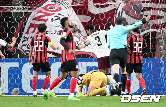 [OSEN=서울월드컵경기장, 이대선 기자] 4일 오후 서울월드컵경기장에서 2025-2026 ACLE 16강 1차전 FC서울과 비셀 고베의 경기가 열렸다.서울은 지난달 고베에 0-2로 패한 설욕을 노린다. 16강은 홈앤드어웨이 방식으로 서울은 11일 일본 원정 2차전을 치른다.전반 비셀 고베 마테우스 툴레르가 선제골을 성공시키고 있다.2026.03.04 /sunday@osen.co.kr