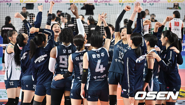 [OSEN=김천, 이석우 기자] 4일 김천실내체육관에서 진에어 2025-2026 V리그 여자부 한국도로공사와 페퍼저축은행의 경기가 열렸다. 한국도로공사 선수들이 세트 스코어 3-0으로 승리한 후 기뻐하고 있다. 2026.03.04 / foto0307@osen.co.kr