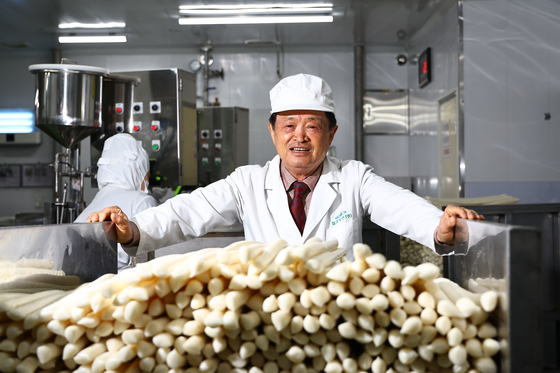 이능구 칠갑농산 회장이 충남 청양에 있는 공장에서 갓 생산된 가래떡 제품을 소개하고 있다. 김종호 기자 