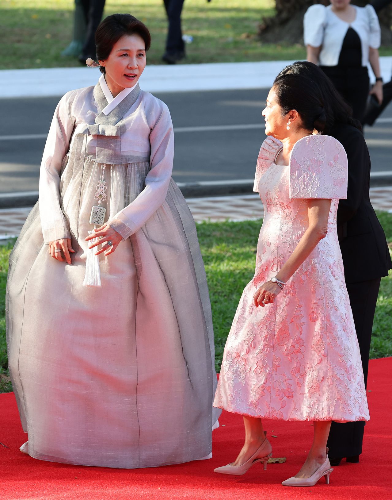 김혜경 여사와 리자 아라네타 마르코스 여사가 3일(현지시간) 필리핀 마닐라 말라카냥궁에서 열린 공식환영식에서 대화를 나누고 있다. 뉴스1
