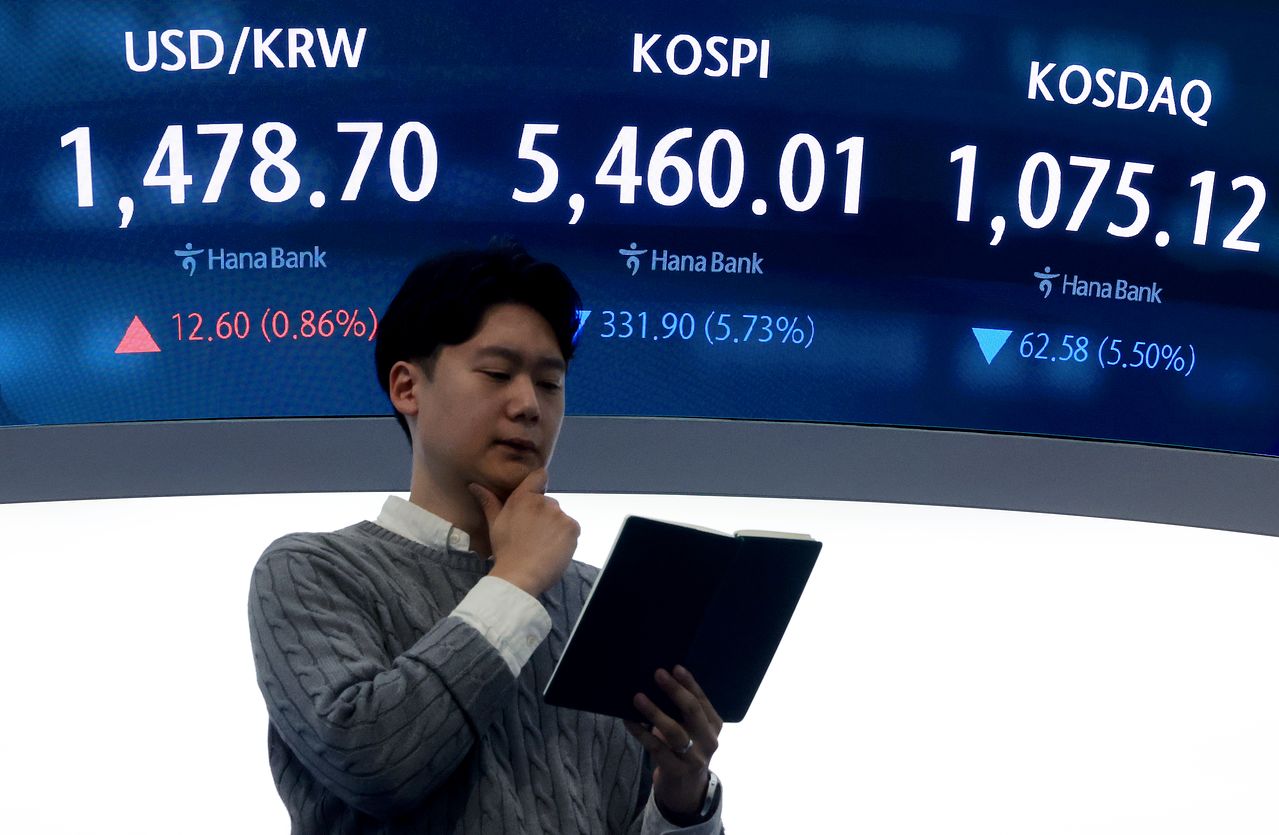 (서울=뉴스1) 이호윤 기자 = 미국과 이란 간의 무력 충돌로 경제시장 불안감이 지속되고 있는 4일 서울 중구 하나은행 본점 딜링룸 전광판. 뉴스1