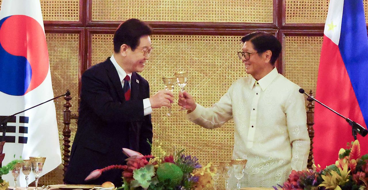  이재명 대통령과 페르디난드 마르코스 주니어 필리핀 대통령이 3일(현지시간) 필리핀 마닐라 말라카냥궁에서 열린 국빈만찬에서 건배를 하고 있다. 뉴스1