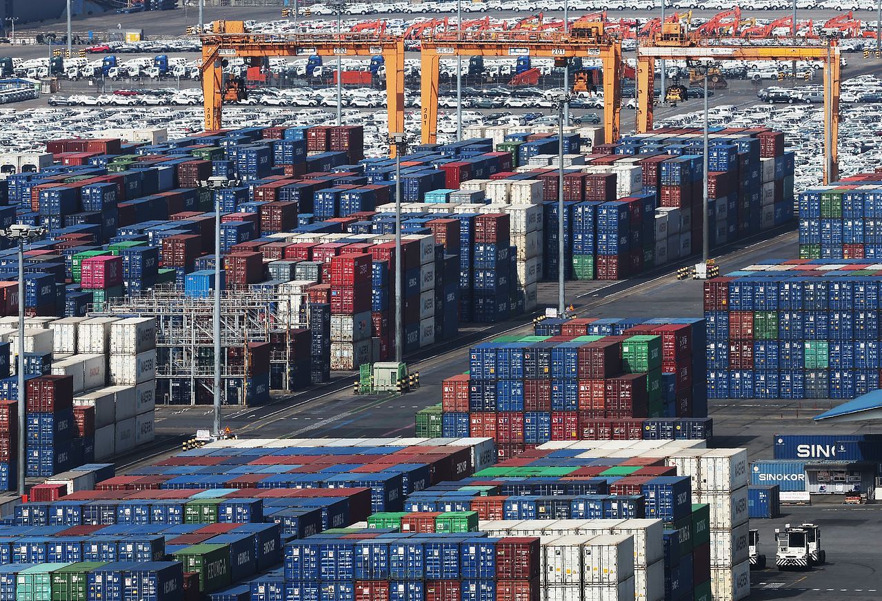 =경기도 평택항에 컨테이너가 쌓여있는 모습. 연합뉴스