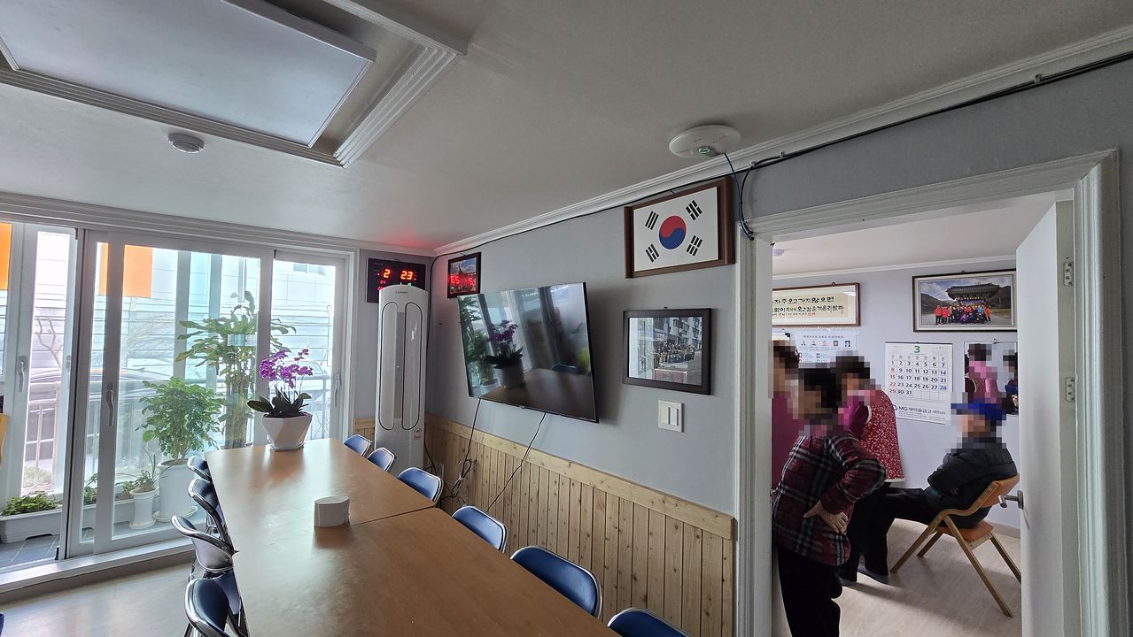 지난 3일 대전시 중구 문화동 평화아파트 경로당에서 어른신들이 대화를 나누고 있다. 대전 중구는 전국 최초로 아파트를 매입, 경로당으로 전환하는 사업을 추진 중이다. 신진호 기자