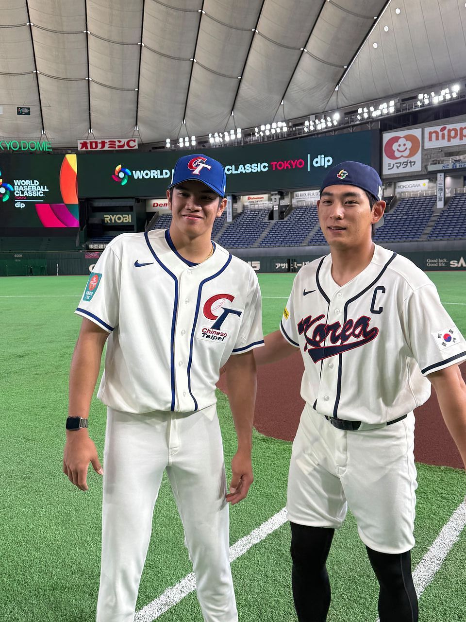 4일 도쿄돔에서 대만 투수 린웨이언(왼쪽)과 인사하는 이정후. 사진 KBO