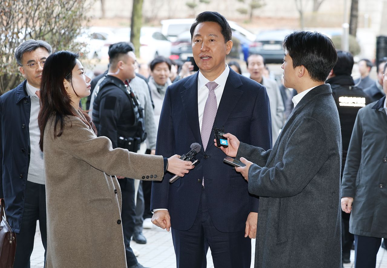 명태균 여론조사 의혹으로 기소된 오세훈 서울시장이 첫 공판 출석을 위해 4일 서울 서초구 서울중앙지법으로 향하며 입장을 밝히고 있다. 연합뉴스
