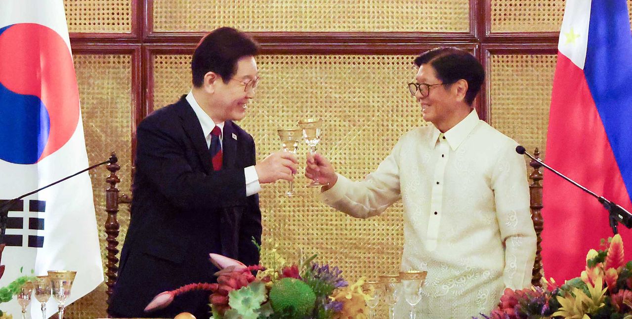 이재명 대통령과 페르디난드 마르코스 주니어 필리핀 대통령이 3일 필리핀 마닐라 말라카냥궁에서 열린 국빈만찬에서 건배하고 있다. [뉴시스]