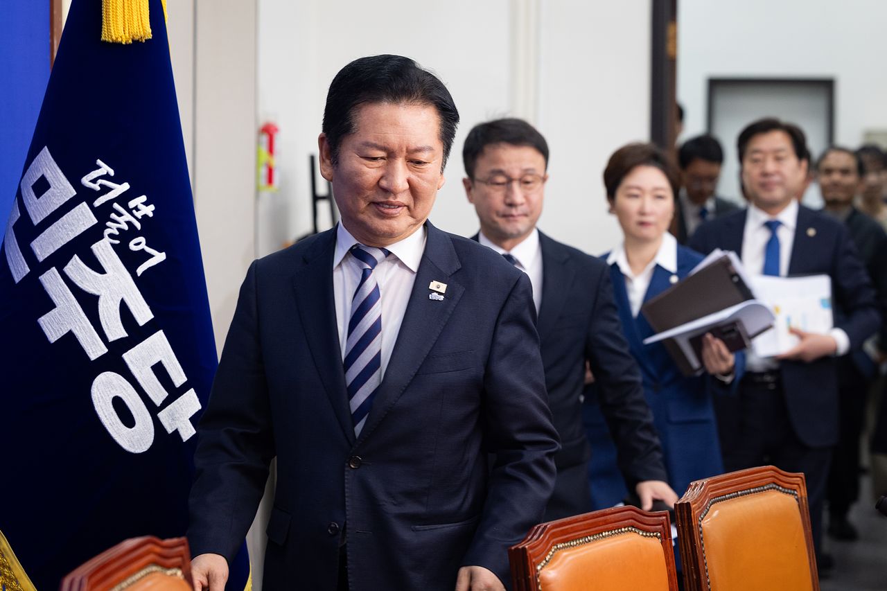 정청래 더불어민주당 대표를 비롯한 지도부가 4일 서울 여의도 국회에서 열린 최고위원회의에 참석하고 있다. 뉴스1