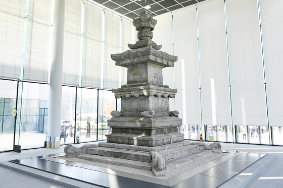 일제강점기에 무단 반출되고 6.25전쟁으로 1만2천조각으로 분리되는 등 역사적 고난과 아픔을 가진 원주 법천사지 지광국사탑은 지난 2024년 113년 만에 복원을 마치고 고향 원주로 귀환했다. 법천사지 유적전시관에 안착한 지광국사탑의 모습.사진 원주시