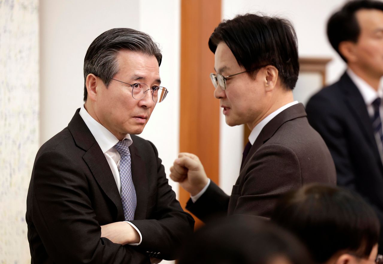 김용범 정책실장(왼쪽)과 김정관 산업통상부 장관이 지난달 24일 청와대에서 열린 국무회의에서 대화를 나누고 있다. 뉴스1