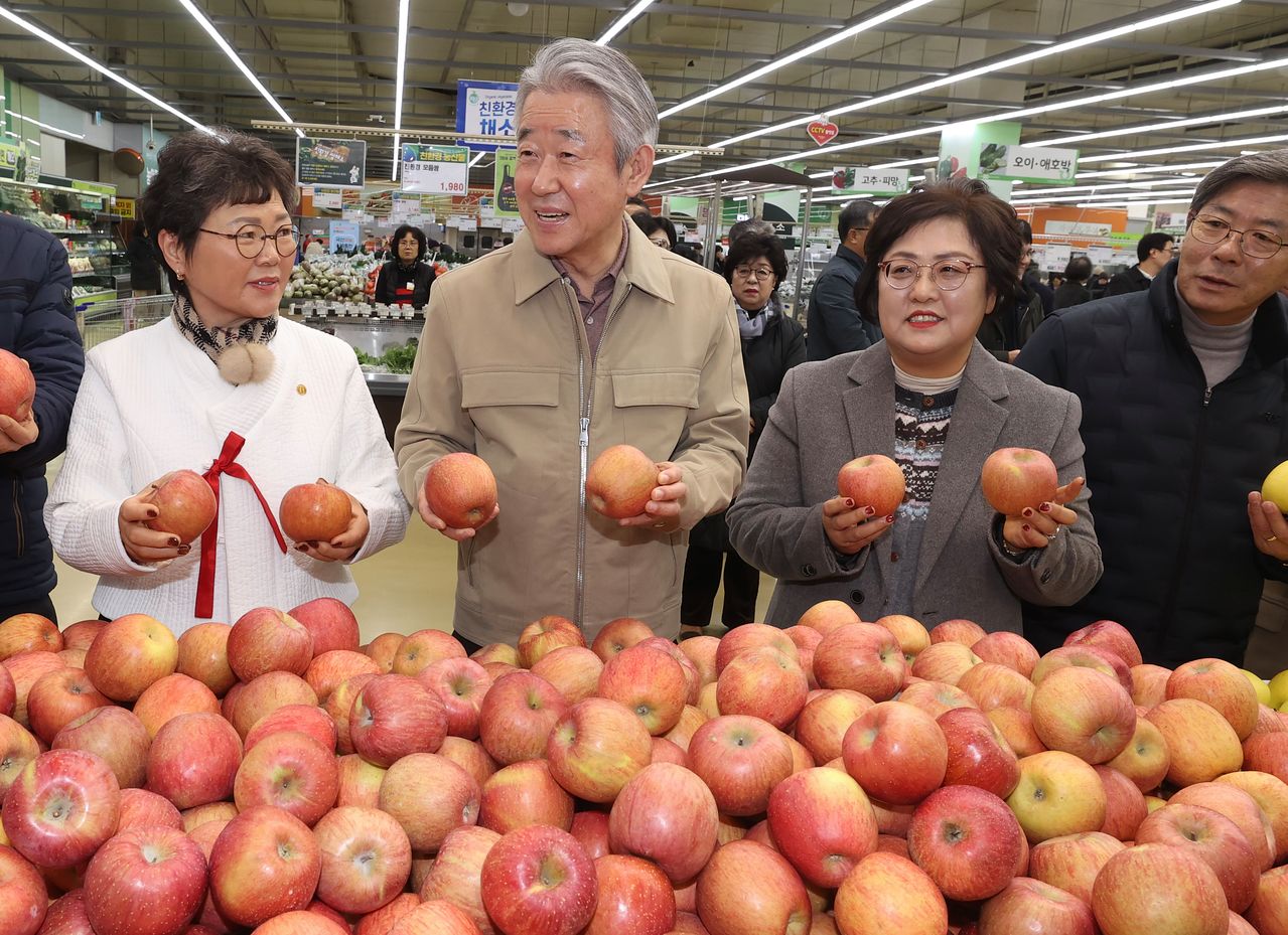 강호동 농협중앙회장(왼쪽 둘째). [사진 농협중앙회]