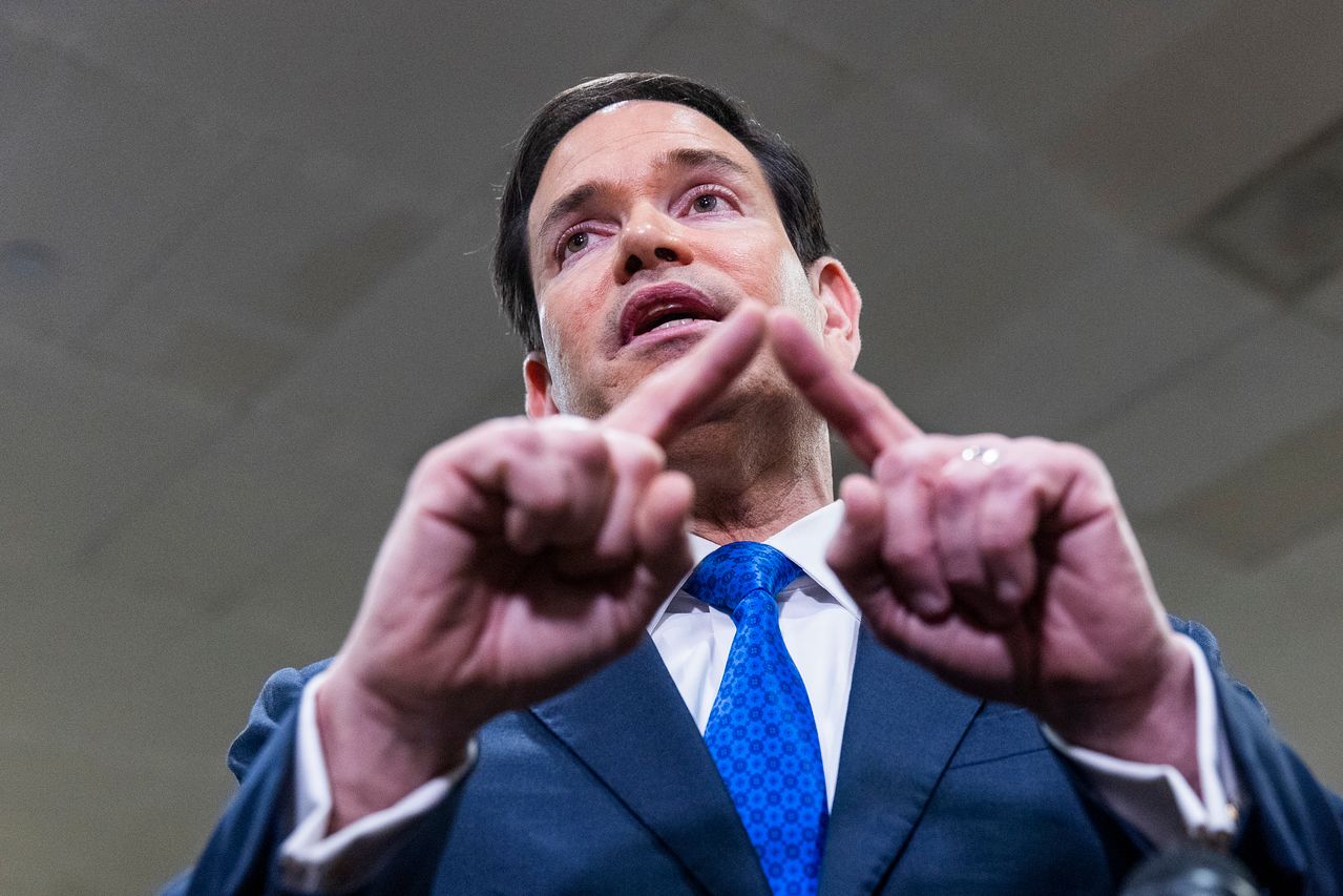 현지시간 3일 마코 루비오 미 국무장관이 연방 상원의원들에 대한 비공개 보고에 앞서 기자들과 대화를 나누고 있다. EPA=연합뉴스