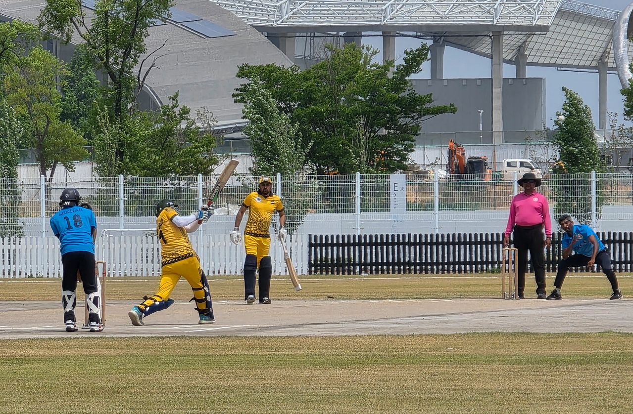 인천 미추홀구 아시아드 종합운동장에 있는 국내 유일의 크리켓 경기장에서 인도-파키스탄 출신 이민자 팀이 크리켓 경기를 벌이고 있다. 이영근 기자