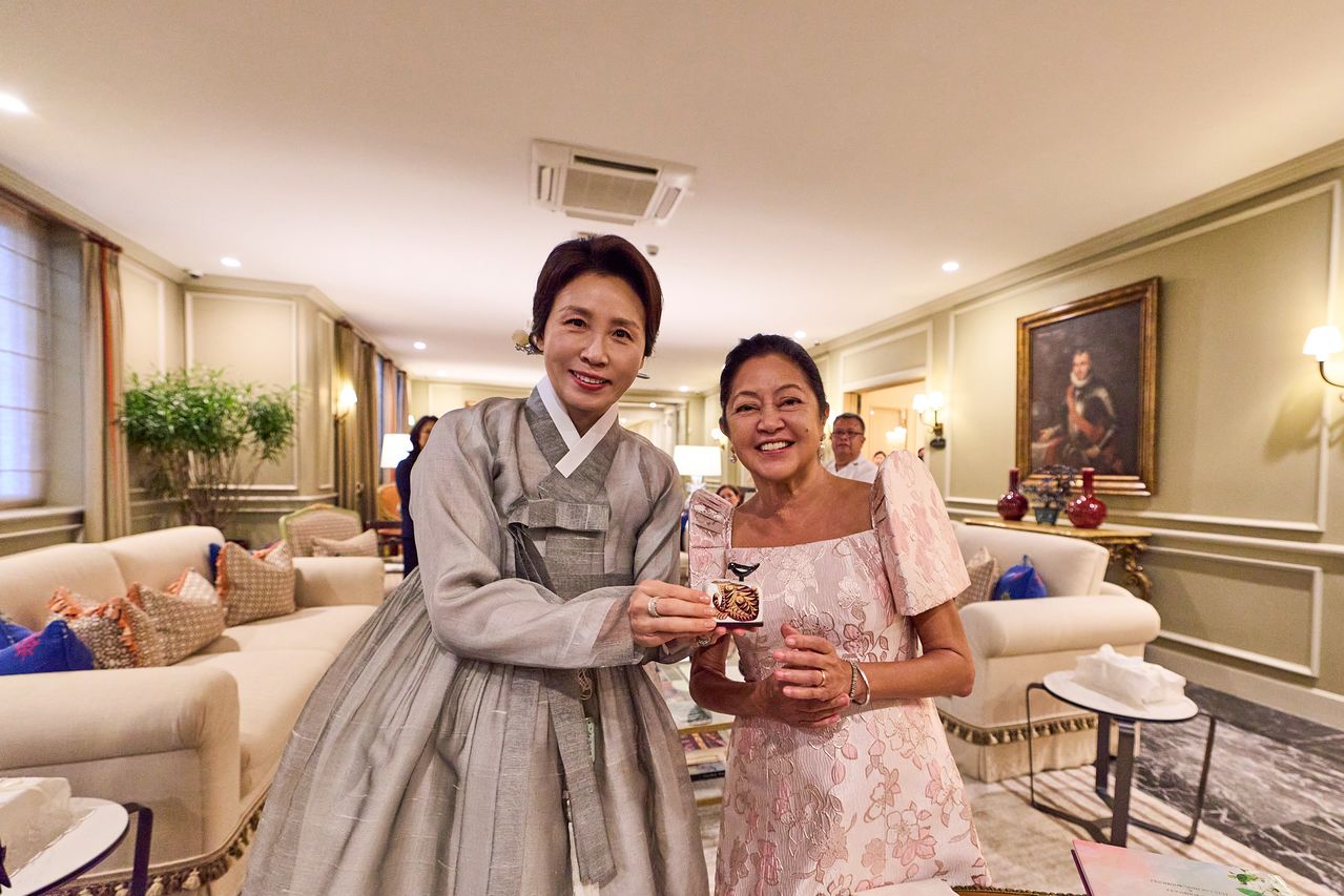 김혜경 여사와 페르디난드 마르코스 주니어 필리핀 대통령의 부인 리자 아라네타 마르코스 여사가 3일(현지시간) 필리핀 마닐라 말라카냥궁 인근 영빈관에서 열린 친교 행사에서 기념촬영을 하고 있다.뉴스1