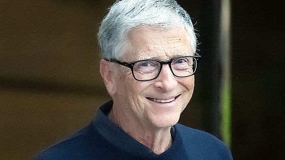 대표적인 '안경 인사'인 빌 게이츠 마이크로소프트 창업자. 지난해 8월 20일 오후 서울김포비즈니스항공센터를 통해 입국하고 있다. 김경록 기자