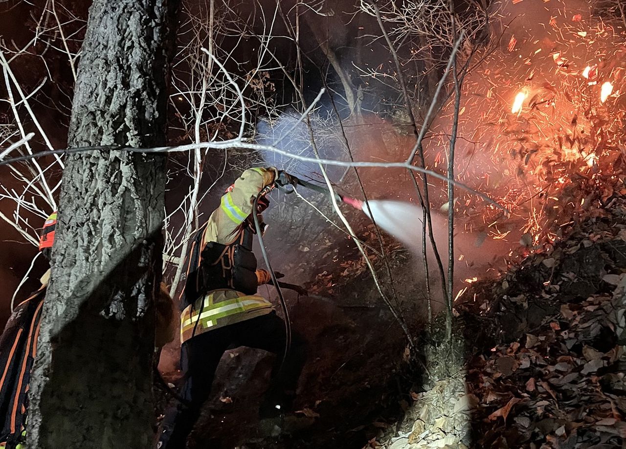 25일 오후 7시31분쯤 경북 영주시 안정면 용산리 한 야산에 공군 F-16C 전투기가 야간 훈련 중 추락했다. 조종사는 탈출해 인명피해는 발생하지 않았으나, 추락하면서 전투기에 불이 붙어 산불로 번져 소방 당국이 진화에 나서고 있다. 경북소방본부=뉴스1