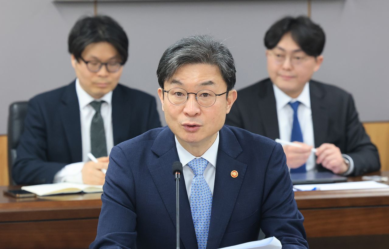 이억원 금융위원장이 4일 서울 종로구 정부서울청사에서 열린 민·관 합동 토큰증권 협의체 킥오프 회의에서 "현행 투자자 보호 장치가 토큰증권에도 부합하는지 점검할 것"이라고 말했다. 뉴스1