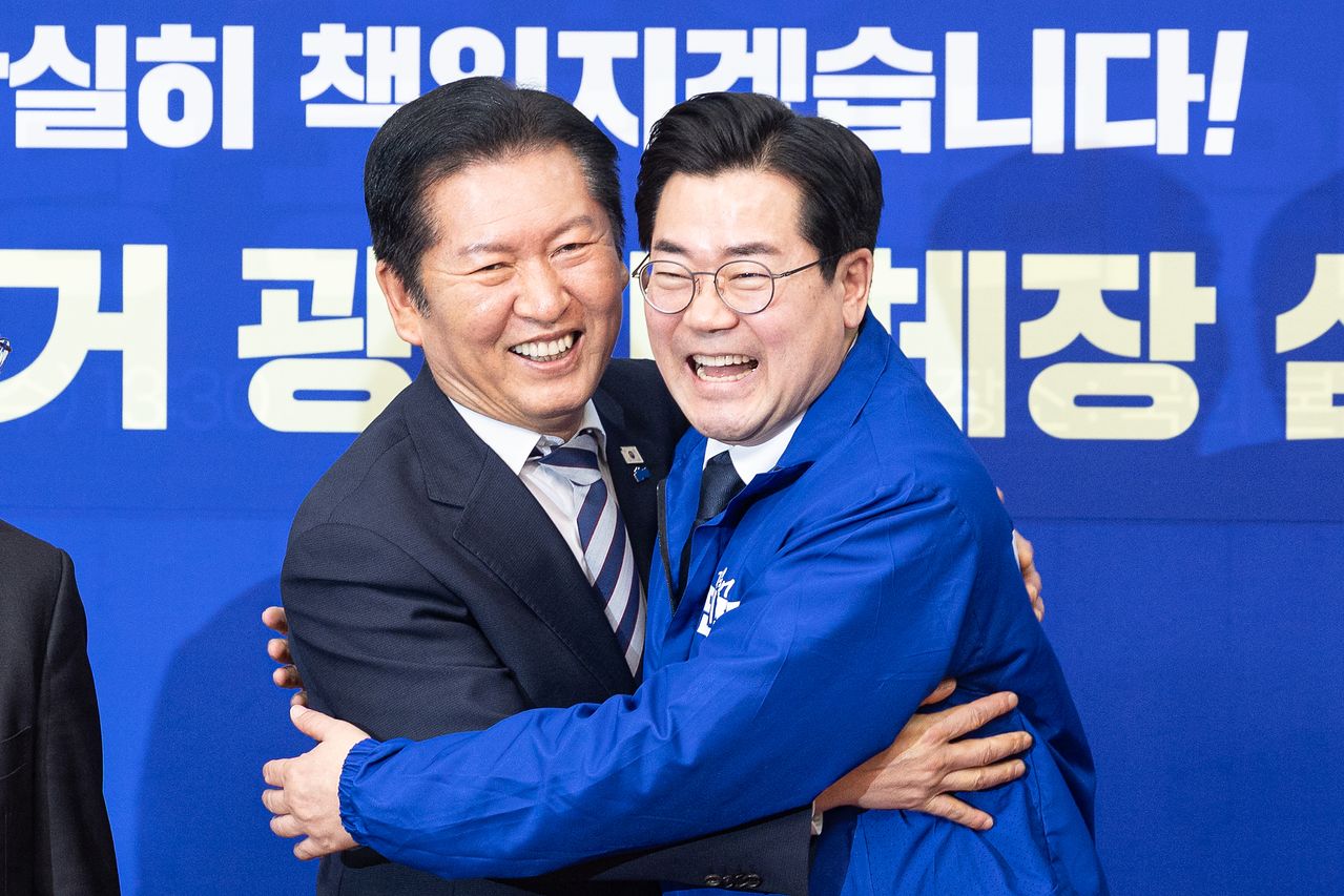 정청래 더불어민주당 대표가 4일 서울 여의도 국회에서 열린 제9회 지방선거 광역단체장 심사 결과 발표에서 인천시장 후보 공천이 확정된 박찬대 의원과 포옹하고 있다.  더불어민주당 공천관리위원회는 이날 6·3 지방선거 인천시장 후보로 원내대표를 지낸 3선의 박찬대 의원을 단수 공천하기로 했다. 뉴스1