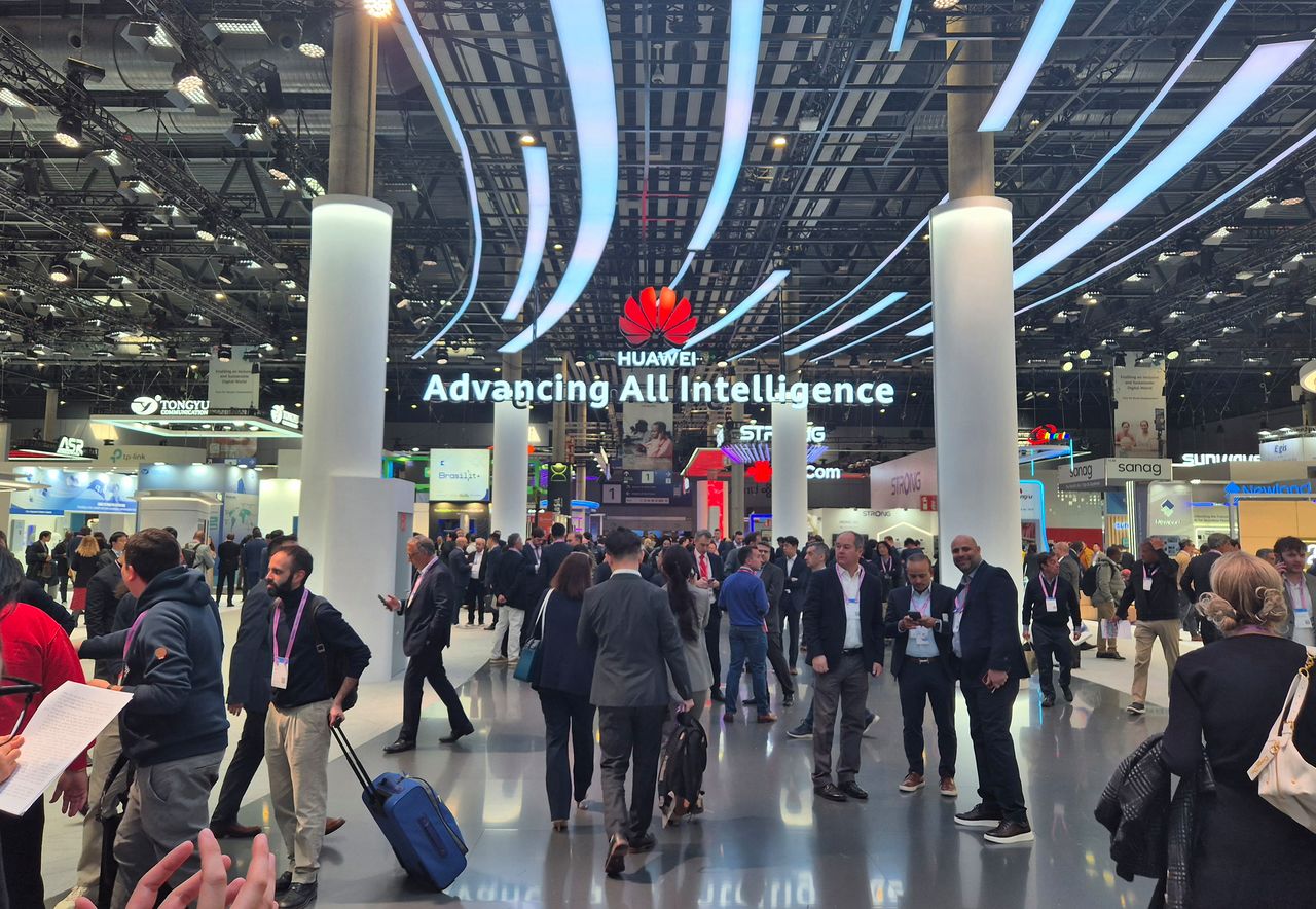 3일(현지시간) 스페인 바르셀로나 피라 그란 비아 전시장 1홀에 마련된 화웨이의 전시. 사진 촬영은 일반 전시 구역에서만 가능했다. 사진 어환희 기자