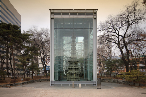 탑골공원 내 원각사지 십층석탑(국보)은 1999년 이후 유리 보호각 안에서 관리되고 있다. 사진 종로구