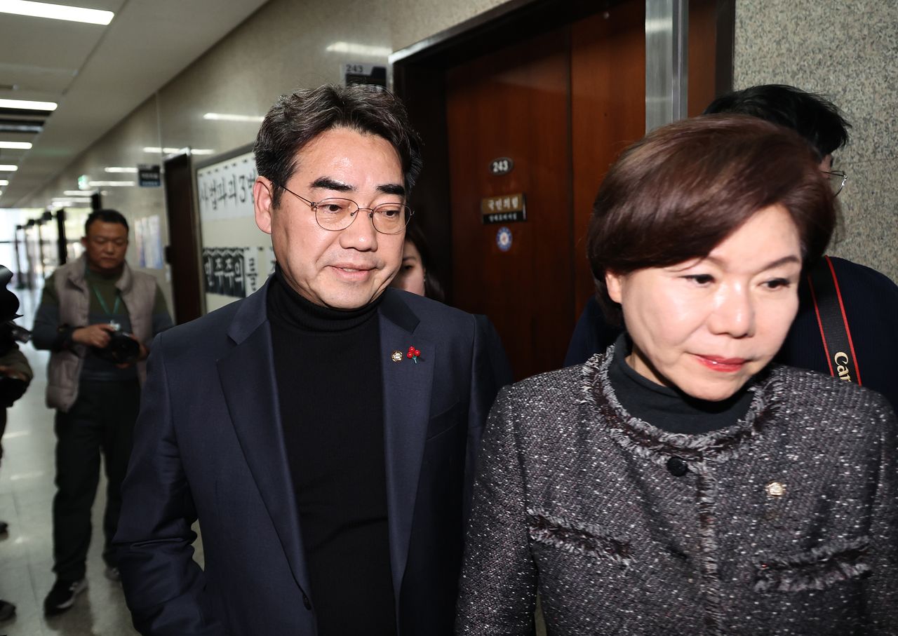 국민의힘 소장파 모임 '대안과 미래' 간사인 이성권(왼쪽) 의원이 4일 서울 여의도 국회에서 장동혁 국민의힘 대표와의 면담을 마친 뒤 이동하고 있다. 오른쪽은 조은희 의원. 뉴시스