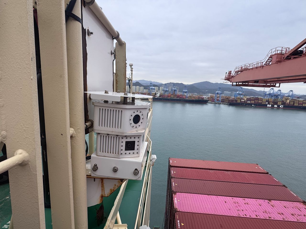 에메랄드호의 최상부 ‘콤파스 데크’에 위치한 ‘하이나스 내비게이션 카메라유닛’은 인공지능(AI) 자율운항 솔루션의 '눈' 역할을 한다. 광학카메라 3대, 적외선 카메라 3대가 들어있다. 부산=고석현 기자