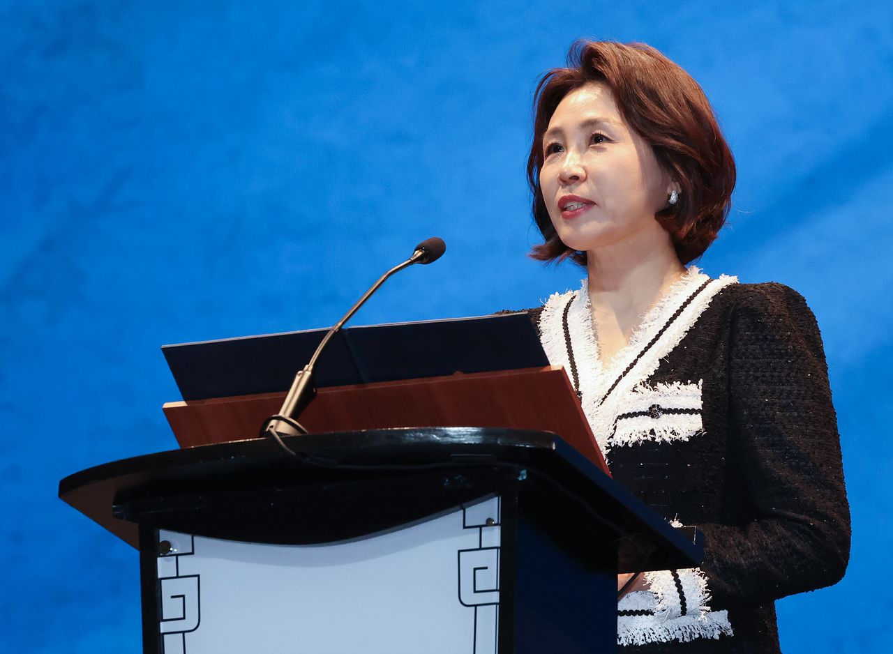 김혜경 여사가 4일(현지시간) 필리핀 마닐라 한 극장에서 열린 모두의 케이팝에서 인사말을 하고 있다. 뉴스1