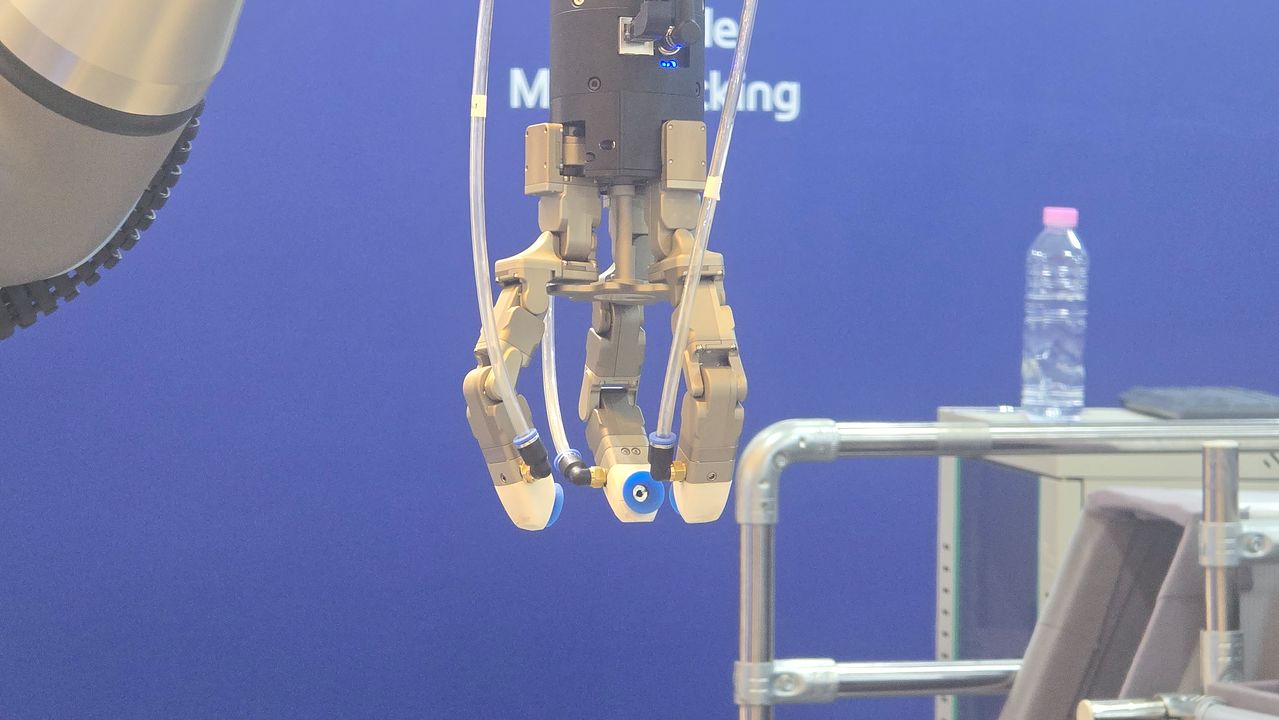 현대글로비스는 사람의 손 역할을 하는 로봇 그리퍼를 흡착식과 집는식으로 동시에 운용할 수 있는 '하이브리드 그리퍼'로 개발했다. 이수정 기자