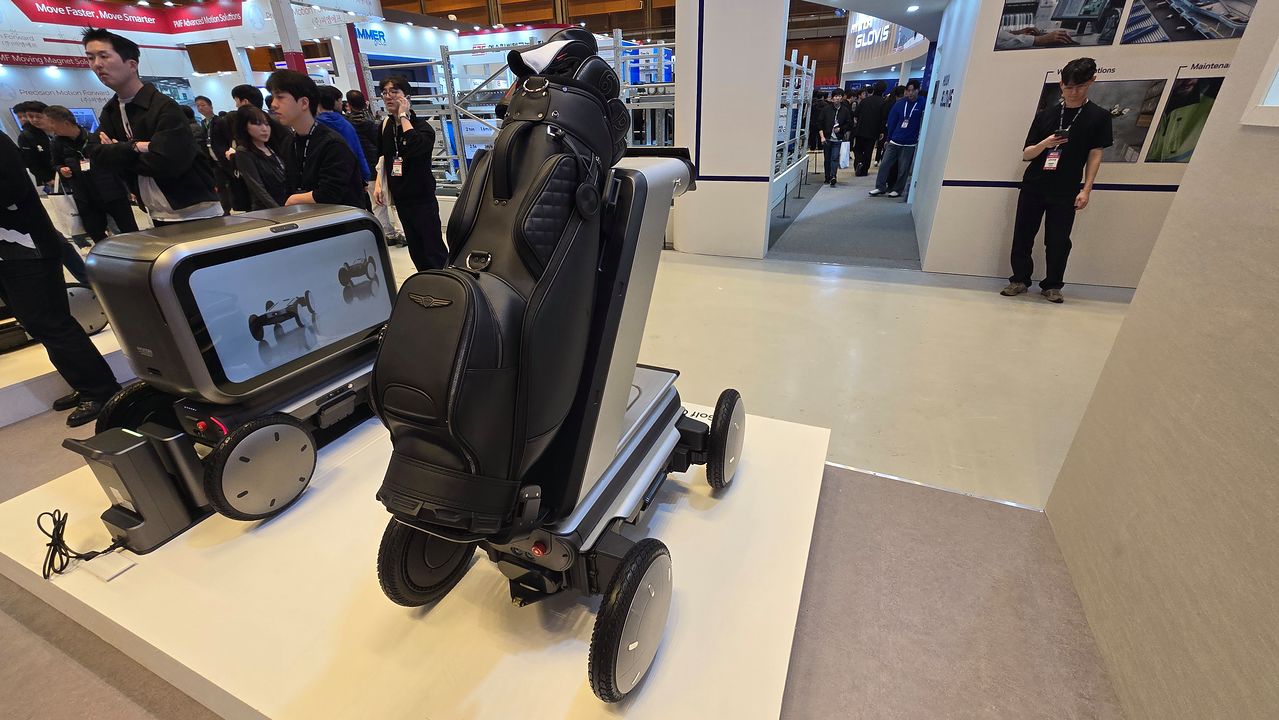 현대차그룹 R&D본부 로보틱스랩은 4개의 바퀴 구동 시스템을 갖춘 모바일 로봇 플랫폼이다. 단차가 있거나 울퉁불퉁한 지형에서도 흔들림없이 이동 가능하다. 로봇 상부에는 모듈 장착이 가능해 다양한 산업에 활용될 수 있다. 이수정 기자 