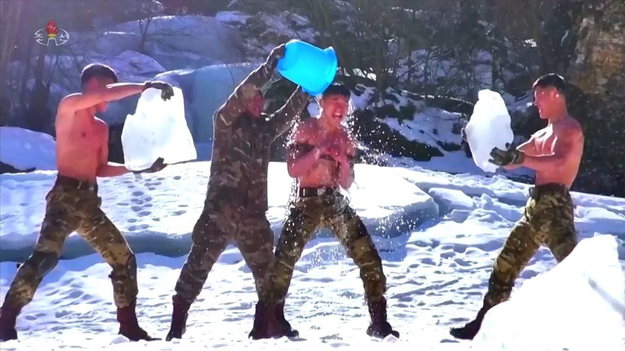 지난달 25일 노동당 제9차 대회 기념 열병식에서 인민군 군인들의 겨울 동계훈련 장면이 공개됐다. 조선중앙TV 화면=연합뉴스