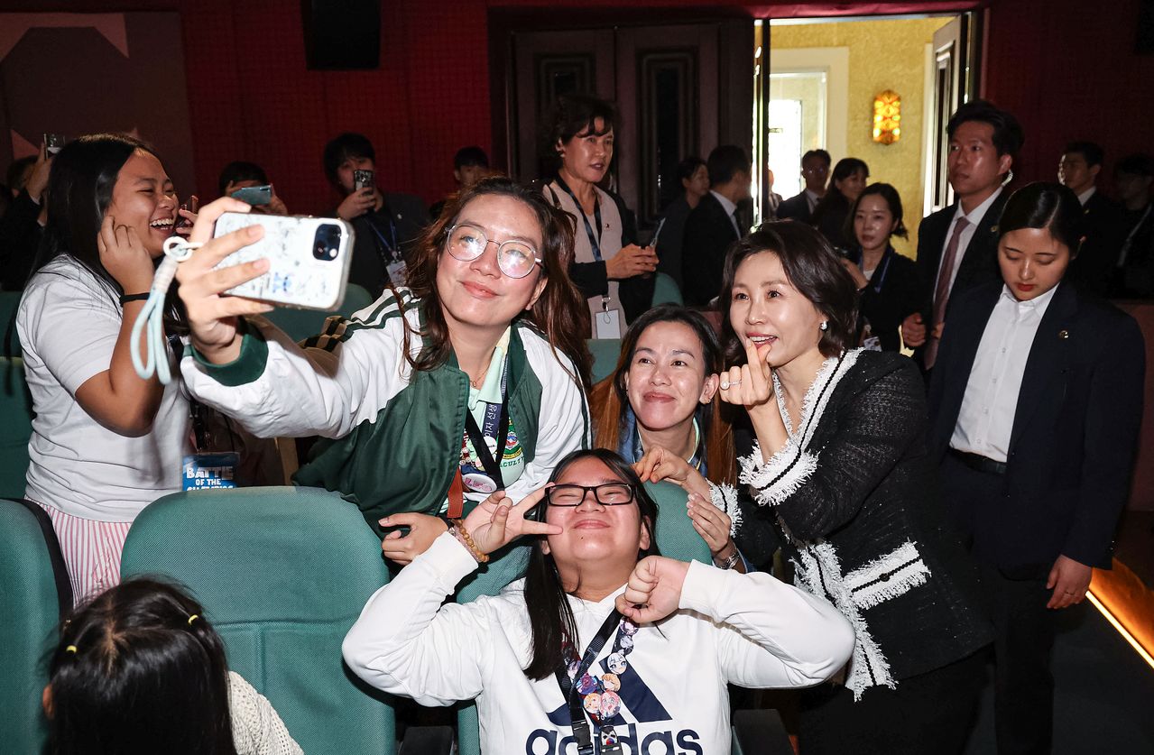 김혜경 여사가 4일(현지시간) 필리핀 마닐라 한 극장에서 열린 모두의 케이팝을 마친 후 참석자들과 기념촬영을 하고 있다. 뉴스1