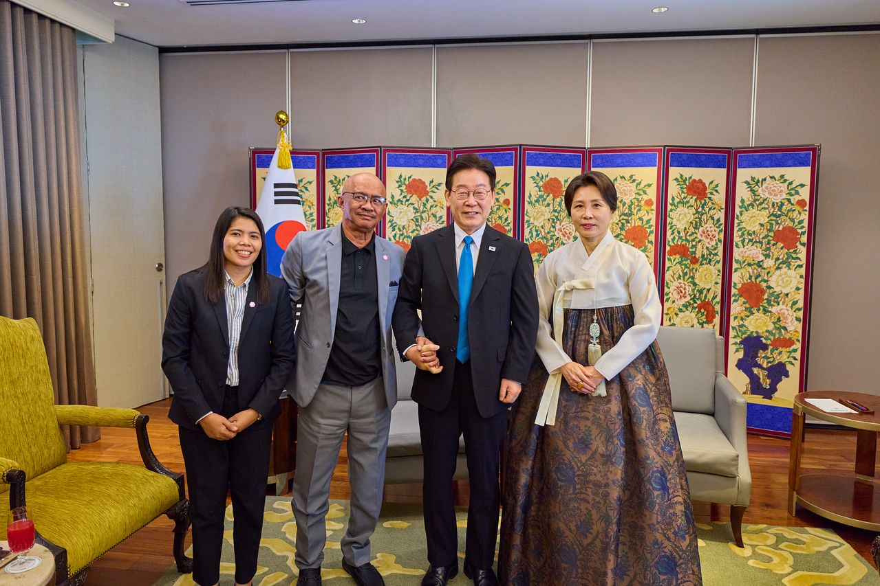 필리핀을 국빈방문한 이재명 대통령과 김혜경 여사가 4일 마닐라에서 인권변호사 시절 인연을 맺은 필리핀 노동자 아리엘 갈락을 만나 기념촬영을 하고 있다.   연합뉴스 
