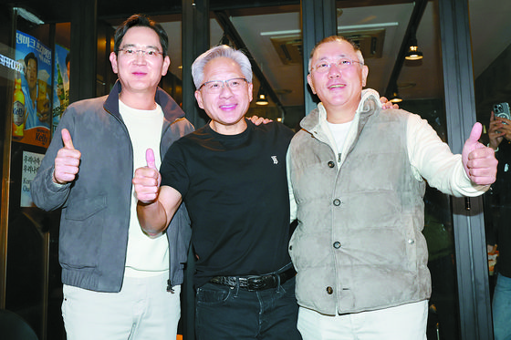왼쪽부터 이재용 삼성전자 회장과 젠슨 황 엔비디아 최고경영자(CEO), 정의선 현대차그룹 회장이 지난해 10월 30일 오후 서울 강남구 삼성역 인근 깐부치킨 매장에서 이른바 '치맥 회동'을 마친 후 기념촬영하고 있다. 뉴시스