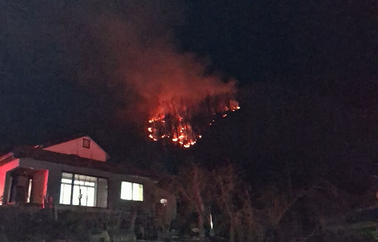 지난달 25일 오후 7시31분쯤 경북 영주시 안정면 용산리의 한 야산에 공군 소속 전투기 1대가 추락해 산불이 나고 있다. 사진 경북소방본부=뉴스1