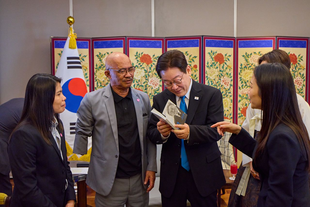 필리핀을 국빈방문한 이재명 대통령이 4일 마닐라에서 인권변호사 시절 인연을 맺은 필리핀 노동자 아리엘 갈락을 만나 자신의 자서전을 선물하고 있다. 연합뉴스 