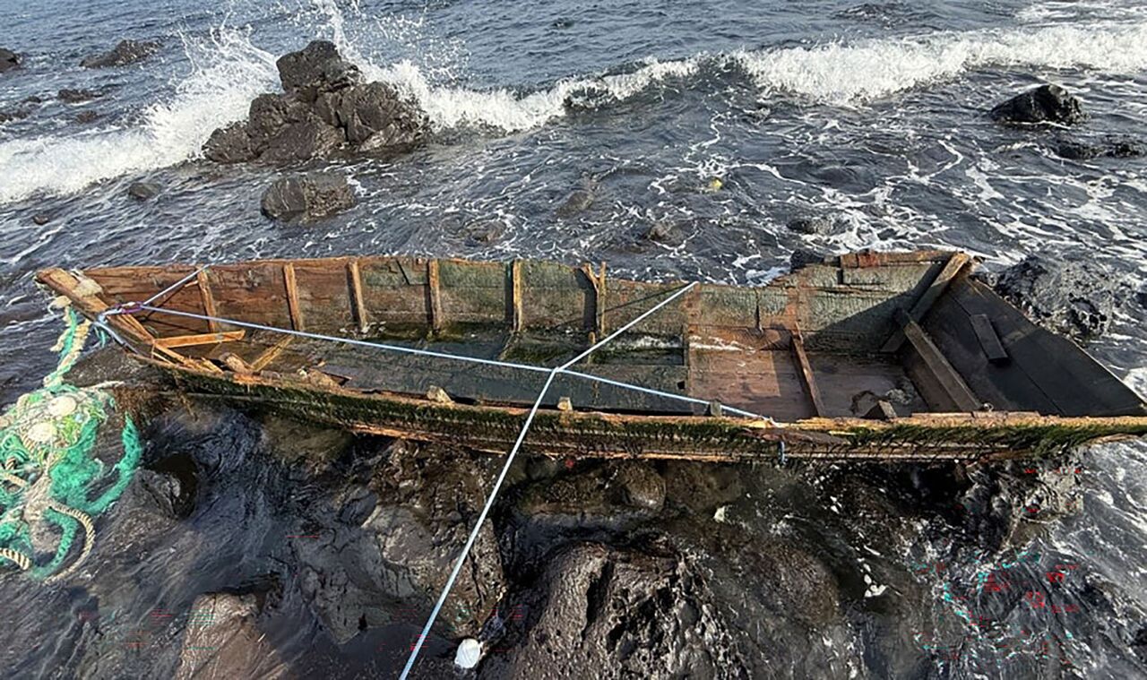 지난 1월 제주 애월읍에서 발견된 목선. 사진 제주해양경찰청,