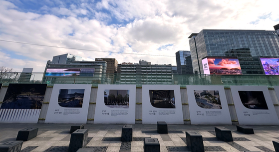서울 종로구 세종로 광화문광장에 들어설 예정인 감사의정원 조성 부지에 가림막이 설치되어 있다. 문희철 기자