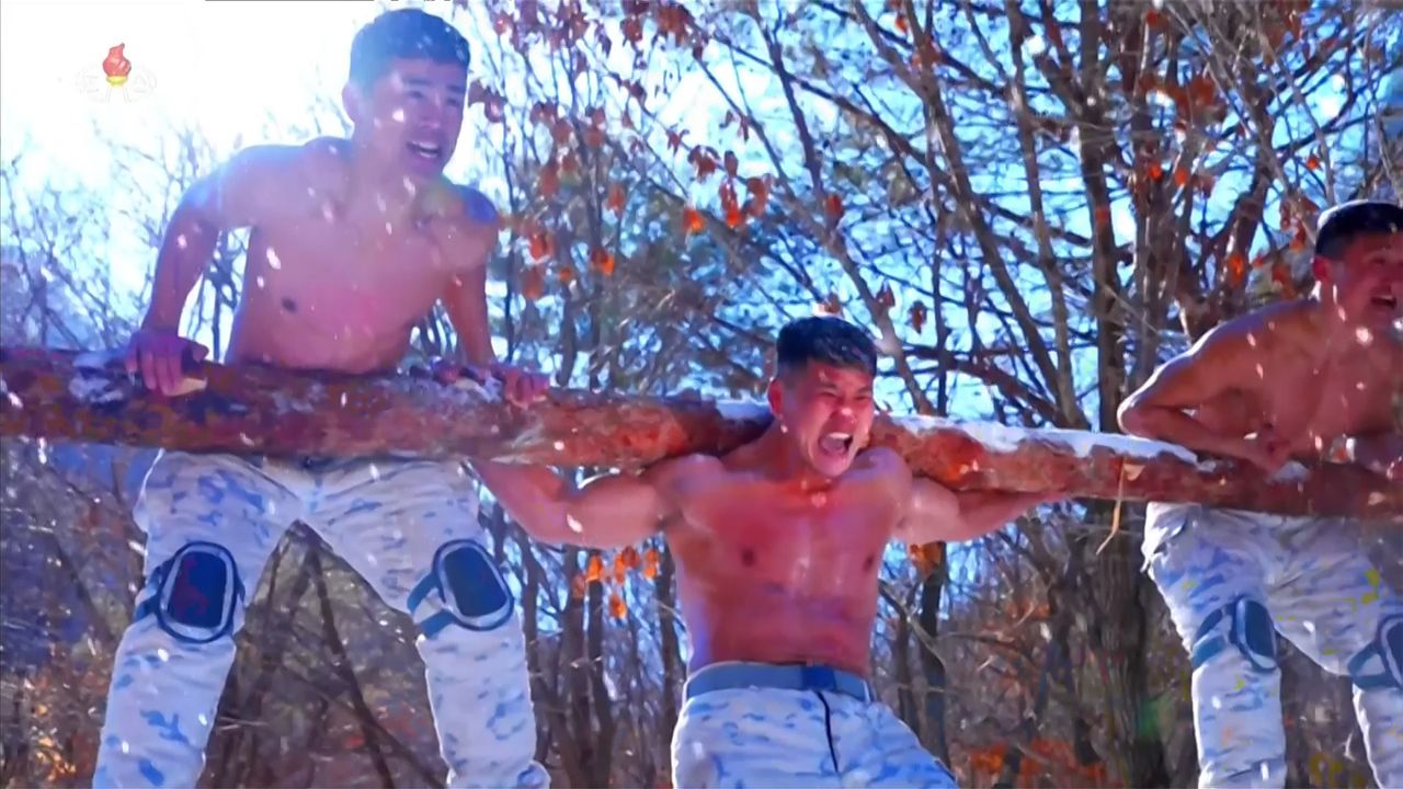 지난달 25일 노동당 제9차 대회 기념 열병식에서 인민군 군인들의 겨울 동계훈련 장면이 공개됐다. 조선중앙TV 화면=연합뉴스