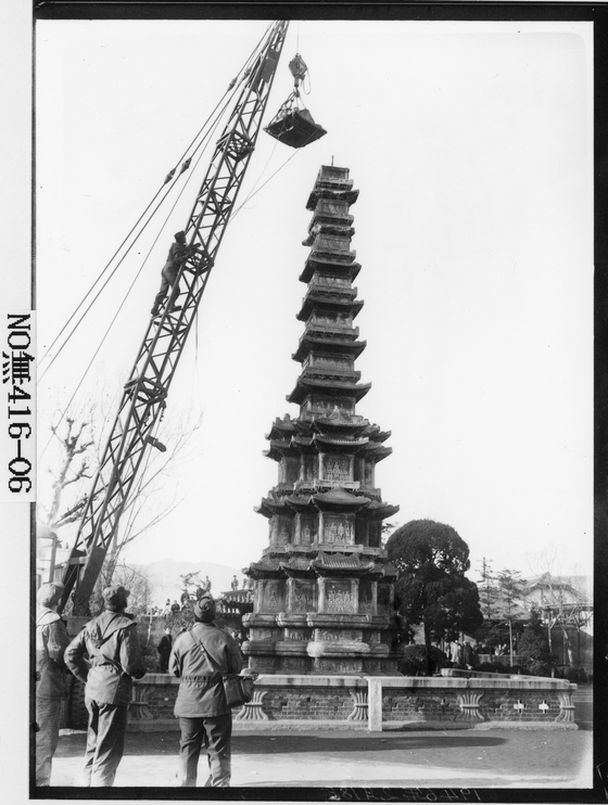 국립중앙박물관 소장 원판번호 無416-6. 1946년 조사. 국보 제2호. 원각사지 십층석탑. 광복 이후 미군정이 기중기를 사용해 상단부를 복구하는 모습. 사진 국립중앙박물관