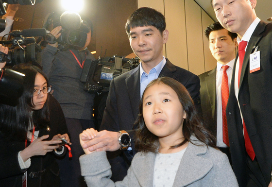 이세돌 9단이 2016년 3월 15일 서울 종로구 포시즌스 호텔에서 열린 알파고와의 마지막 대국 당시 딸 이혜림 양과 함께 대국장으로 향하고 있다. [뉴스1]