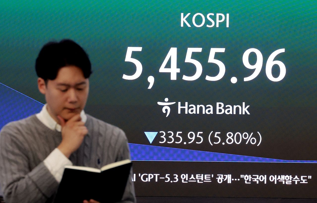 미국과 이란 간의 무력 충돌로 경제시장 불안감이 지속되고 있는 4일 서울 중구 하나은행 본점 딜링룸 전광판에 코스피 지수가 나오고 있다. 이날 코스피는 전 거래일보다 238.98포인트(4.13%) 하락한 5552.93, 코스닥은 전 거래일보다 32.87포인트(2.89%) 하락한 1104.83에 거래를 시작했다. 뉴스1