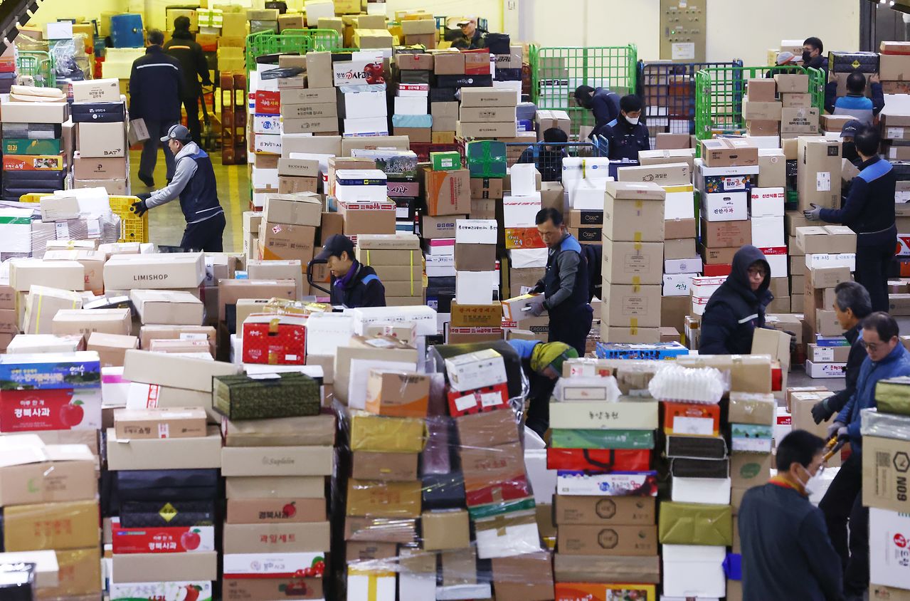지난 2월11일 오전 서울 광진구 동서울우편물류센터에서 직원들이 택배를 분류하는 작업을 하고 있다. [뉴스1]