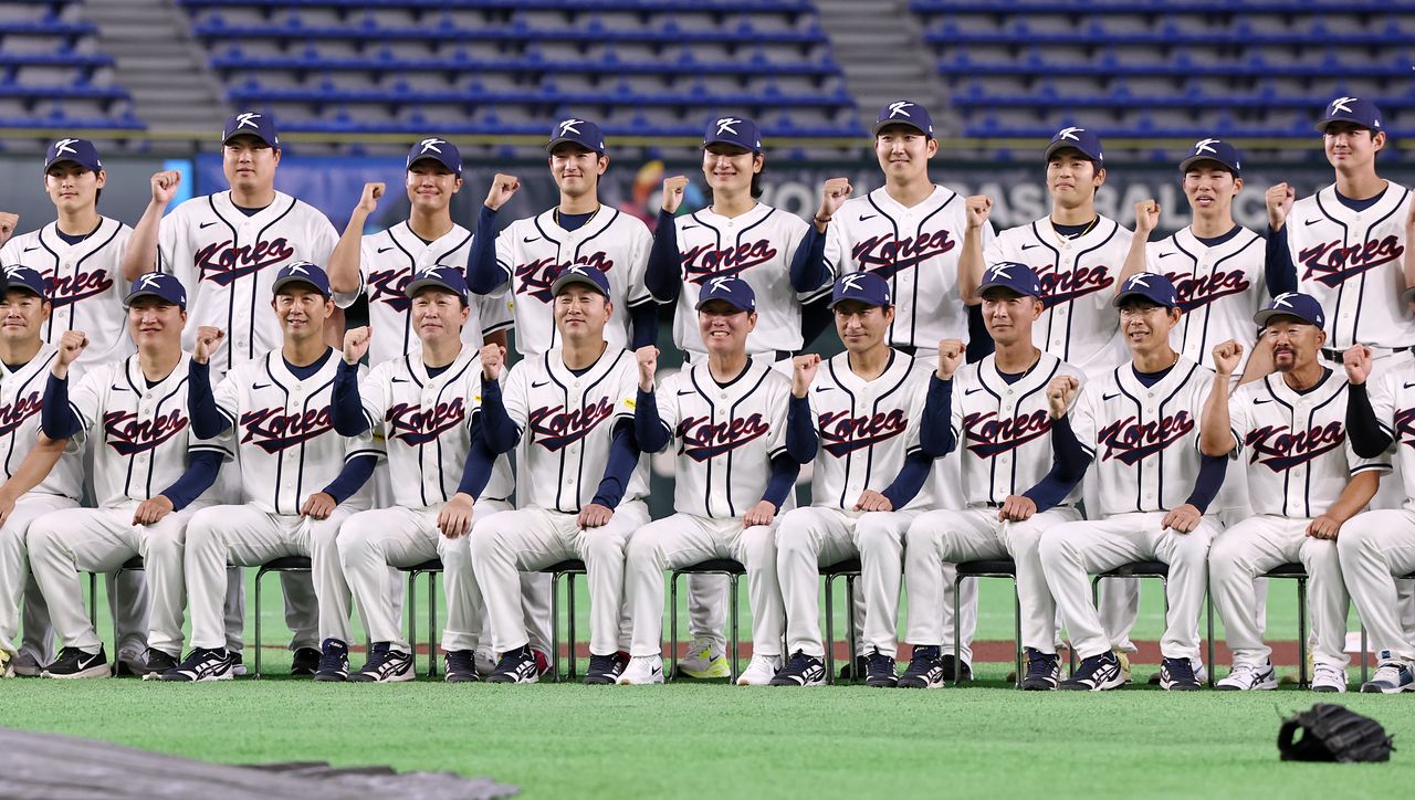 4일 도쿄돔에서 단체 사진 촬영을 하는 한국 야구대표팀. 뉴스1