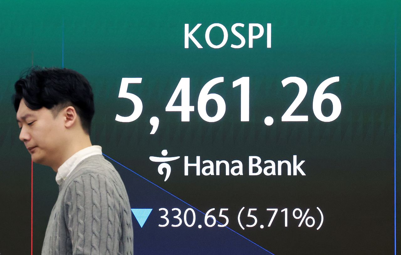 4일 서울 중구 하나은행 본점 딜링룸 전광판에 코스피 지수가 나오고 있다. 뉴스1