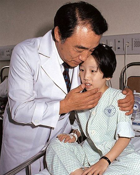 조범구 의사가 회진 중에 수술 받은 심장병 어린이를 보듬고 있다. 사진 조범구